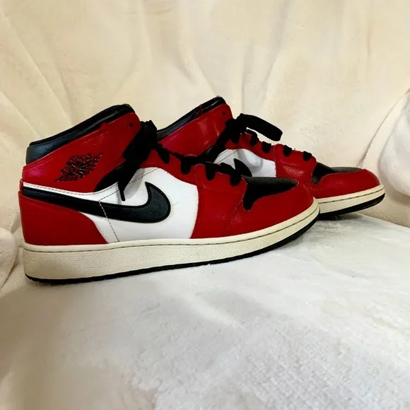 Nike Air Jordan Mid Chicago Black Toe (GS) Air Jordon size Y